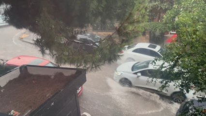 İstanbul sular altında! Yağmur bir anda bastırdı, vatandaşlar zor anlar yaşadı 