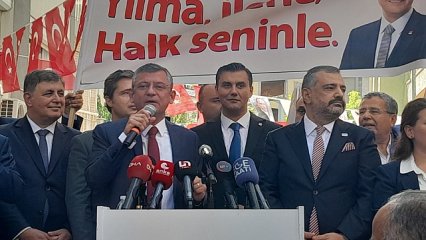 CHP'nin yeni Genel Başkanı Özgür Özel, İzmir'de coşkuyla karşılandı 